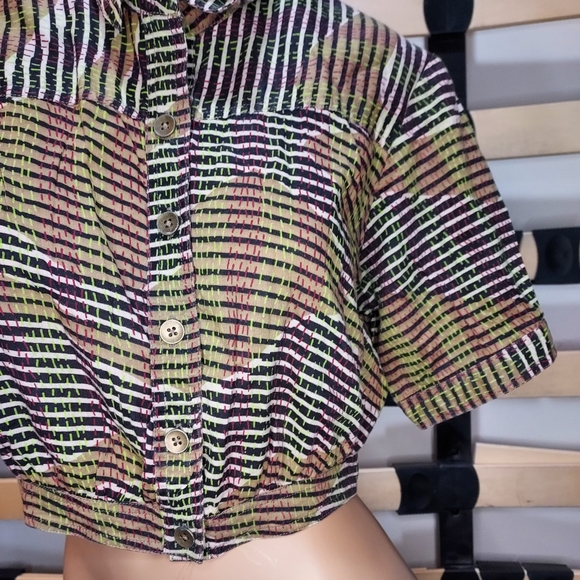 Urban Outfitters Tropical Camo Cropped Button Down Shirt. - Picture 3 of 5